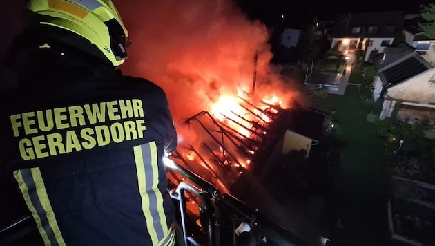 Die Flammen schossen meterhoch aus dem Dachboden.
