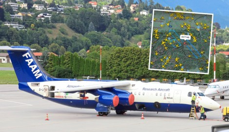 Eines der Forschungsflugzeuge am Innsbrucker Flughafen. Auf einer Webseite (kleines Bild) kann ...
