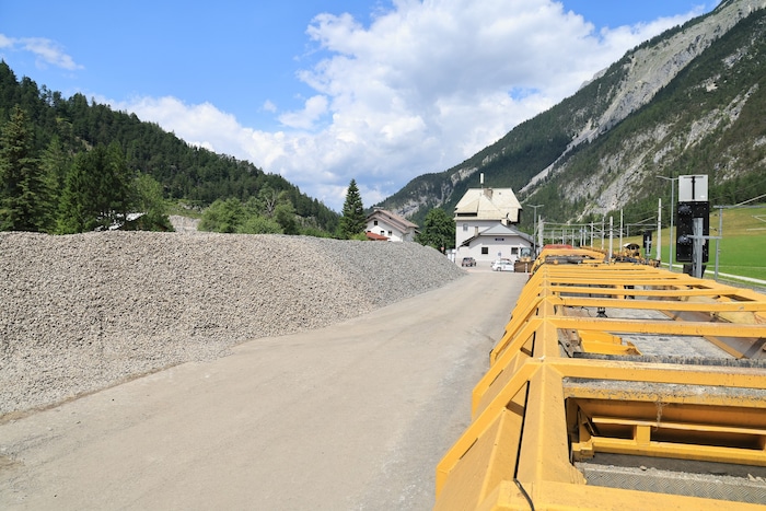 Die Hälfte des Materials wurde mit dem Zug nach Scharnitz geliefert.