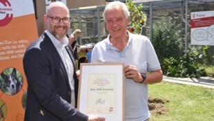 Thomas Kainz überreichte seinem Vorgänger Willi Stiowicek die Ehrenobmannschaft. 