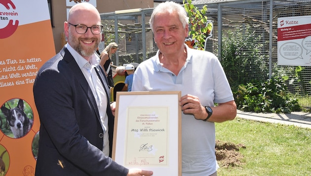 Thomas Kainz überreichte seinem Vorgänger Willi Stiowicek die Ehrenobmannschaft.