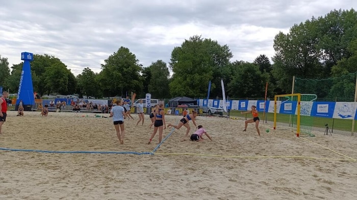Männer- und Frauenteams messen sich auf den Feldern.