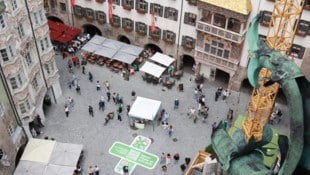 Mit dem Slogan „Weil ein Pflaster oft nicht reicht“ machte das SOS-Kinderdorf am Freitag vor dem ...