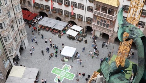 Mit dem Slogan „Weil ein Pflaster oft nicht reicht“ machte das SOS-Kinderdorf am Freitag vor dem ...