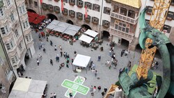 Mit dem Slogan „Weil ein Pflaster oft nicht reicht“ machte das SOS-Kinderdorf am Freitag vor dem ...