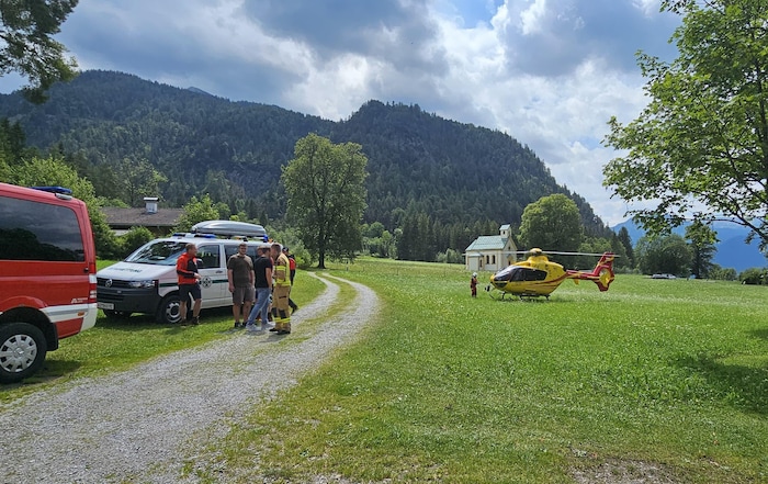Heli 4 nahm den Schwerverletzten am gegenüberliegenden Seeufer auf.