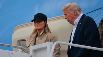 US-Präsident Donald Trump und seine Ehefrau Melania sind am Freitag in das Katastrophengebiet ...