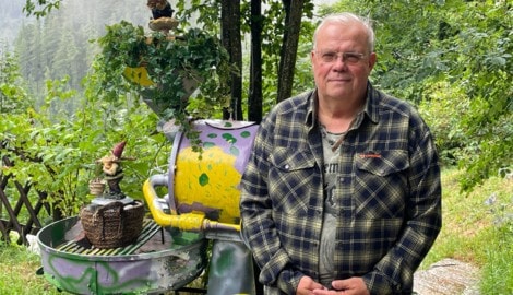 Im Garten steht die alte Kaffeeröstmaschine aus dem Grazer Geschäft von Wehrschütz‘ Mutter.  