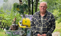 Im Garten steht die alte Kaffeeröstmaschine aus dem Grazer Geschäft von Wehrschütz‘ Mutter.  