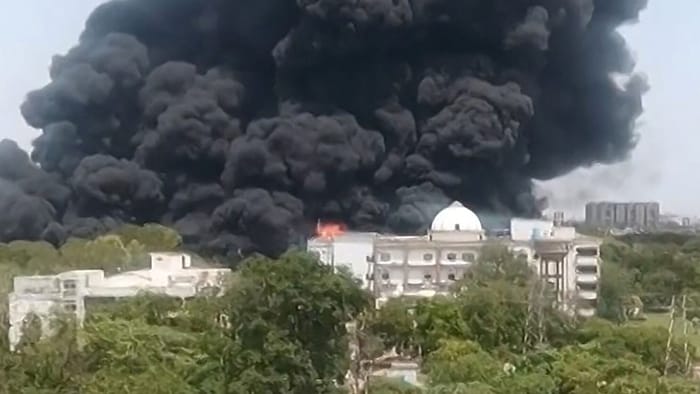 Dunkle Rauchwolken über Ahmedabad nach dem Absturz des Air-India-Jets