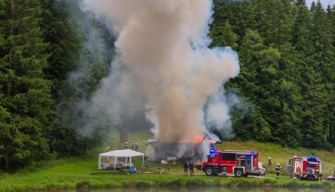 EIne Fischerhütte am Tatschnigteich stand in Vollbrand