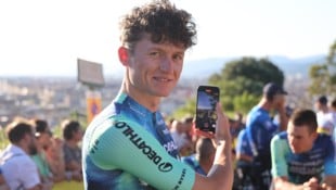 Radstar Felix Gall schränkt während der Tour seine Handy-Zeit bewusst sehr stark ein.