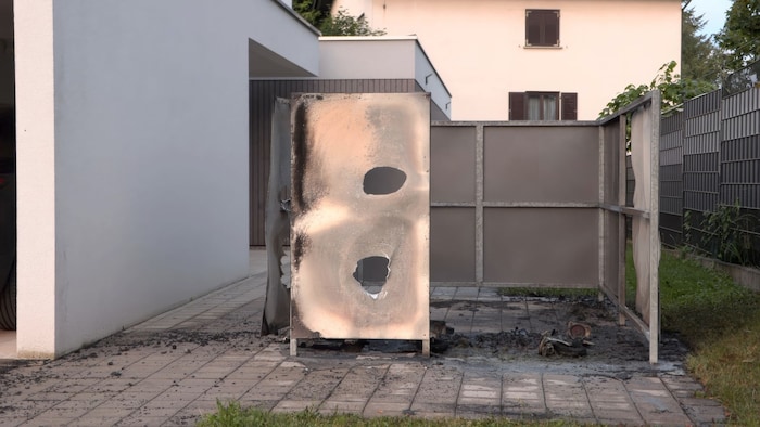 Die Müllstation eines Mehrparteienhauses ist komplett zerstört worden.