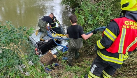 Feuerwehrleute zogen das Wrack aus dem Innbach.