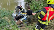 Feuerwehrleute zogen das Wrack aus dem Innbach.