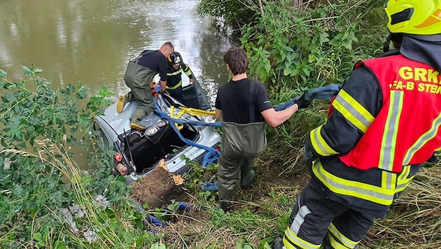 Feuerwehrleute zogen das Wrack aus dem Innbach.