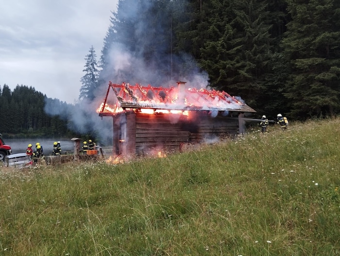 Die Hütte brannte zur Gänze nieder – die Höhe des Schadens ist noch nicht klar.