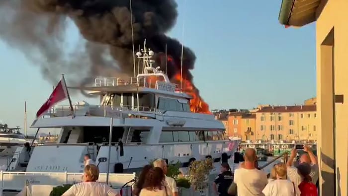 Mitten im Hafen von Saint-Tropez ging die „Sea Lady II“ in Flammen auf.