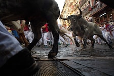 Der Stierlauf in Pamploma zieht Besucher aus aller Welt an. 