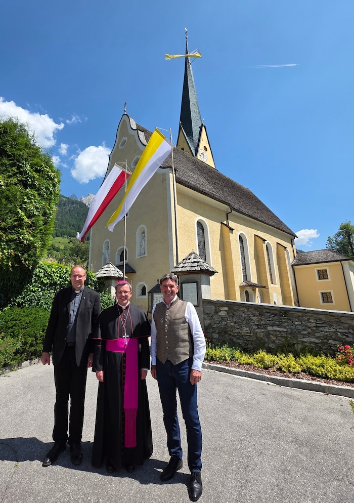 Pfarrer Siegmund Bichler, Weihbischof Johannes Freitag und BM Dietmar Ruggen-thaler (v.l) bei ...