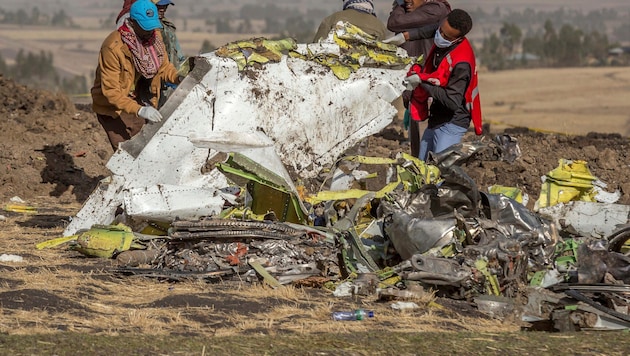 Archivbild aus dem Jahr 2019: Bergungsteams am Absturzort in der Nähe von Addis Abeba ...