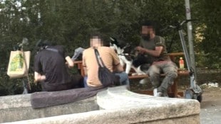 Das Klientel im Park verschreckt Kinder und Anrainer.  