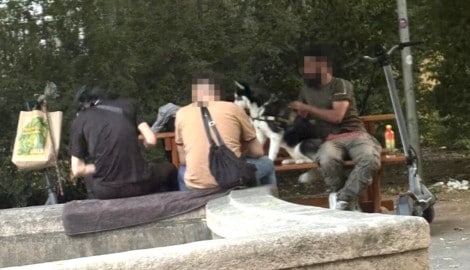 Das Klientel im Park verschreckt Kinder und Anrainer.  