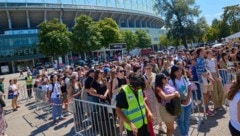 Massenandrang vor dem Ernst-Happel-Stadion. Doch wer kontrolliert die Kontrollore? 