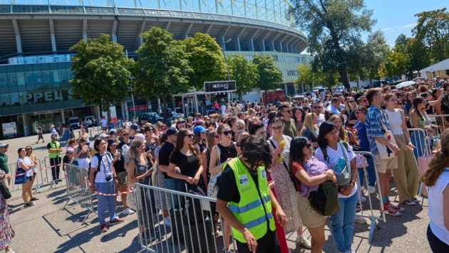 Massenandrang vor dem Ernst-Happel-Stadion. Doch wer kontrolliert die Kontrollore? 