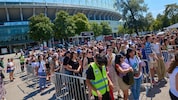 Massenandrang vor dem Ernst-Happel-Stadion. Doch wer kontrolliert die Kontrollore? 