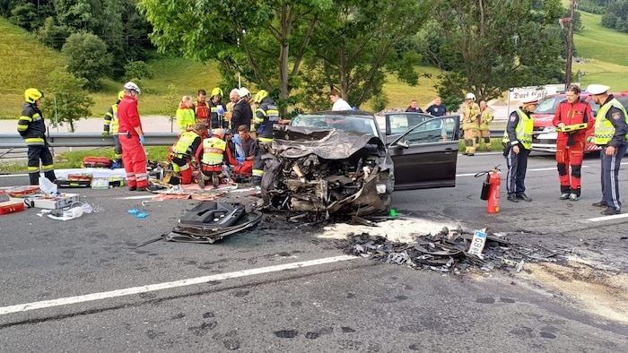Beide Autos sind Totalschaden.