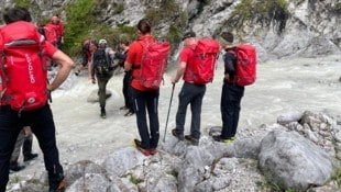 Die Bergretter halfen den Wanderern über den Bach