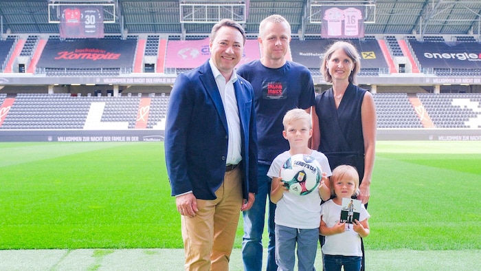 LH Stv. Manfred Haimbuchner in der Raiffeisen Arena mit Familie Pürmayr