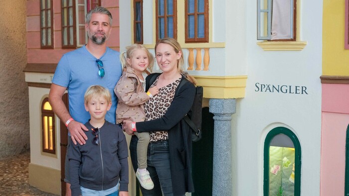 Martin, Erik, Olivia und Irina tauchten in die Märchenwelt der Grottenbahn ein