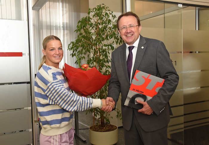 Stadtchef Matthias Stadler begrüßt Amelie Woelki als 60.000ste Einwohnerin in St. Pölten.