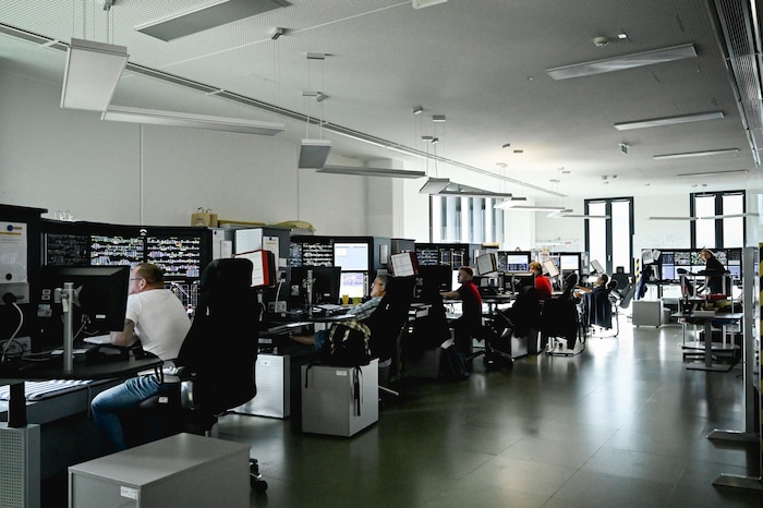 36 Mitarbeiter sind 24 Stunden an sieben Tage der Woche in der Leitzentrale.