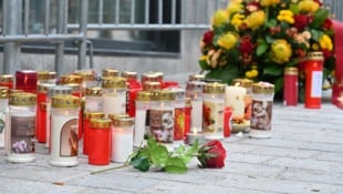 Nach der Schreckenstat kamen Menschen aus ganz Kärnten, um ihre Kerzen und Blumen abzustellen.