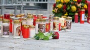 Nach der Schreckenstat kamen Menschen aus ganz Kärnten, um ihre Kerzen und Blumen abzustellen.