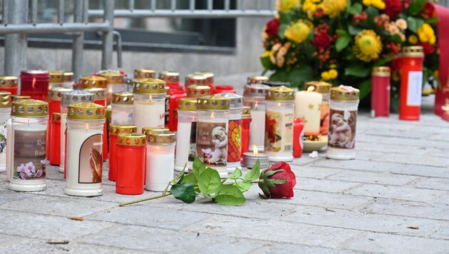 Nach der Schreckenstat kamen Menschen aus ganz Kärnten, um ihre Kerzen und Blumen abzustellen.