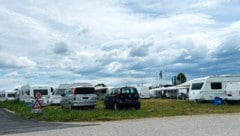 Wohnwagen auf der Zirkuswiese in Ternitz: Fahrendes Volk macht Urlaub.