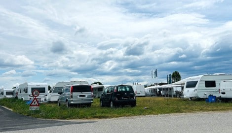 Wohnwagen auf der Zirkuswiese in Ternitz: Fahrendes Volk macht Urlaub.