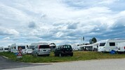 Wohnwagen auf der Zirkuswiese in Ternitz: Fahrendes Volk macht Urlaub.