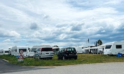 Wohnwagen auf der Zirkuswiese in Ternitz: Fahrendes Volk macht Urlaub.
