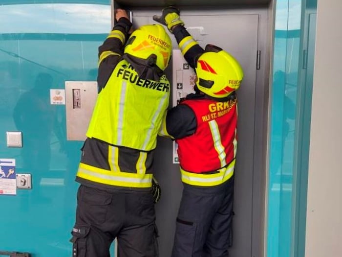 Kameraden der FF Suben befreiten einen Lkw-Lenker aus einer Dusche.