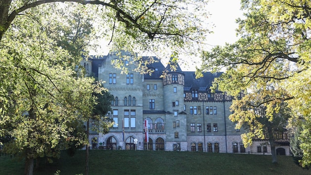 Einst diente das Schloss als Residenz der Welfen, zuletzt wurden hier 79 beeinträchtigte ...