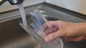 In Teilen von Gmunden muss Leitungswasser wegen eines E.-coli-Befunds derzeit vor dem Trinken ...