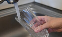 In Teilen von Gmunden muss Leitungswasser wegen eines E.-coli-Befunds derzeit vor dem Trinken ...