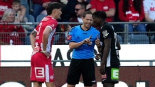 Diskussionen mit den Schiedsrichtern stehen bei den Spielern an der Tagesordnung.