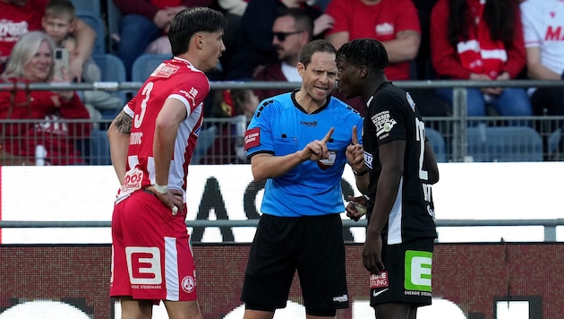 Diskussionen mit den Schiedsrichtern stehen bei den Spielern an der Tagesordnung.