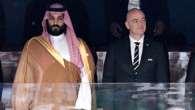 Kronprinz Mohammed bin Salman (l.) und Gianni Infantino (r.)